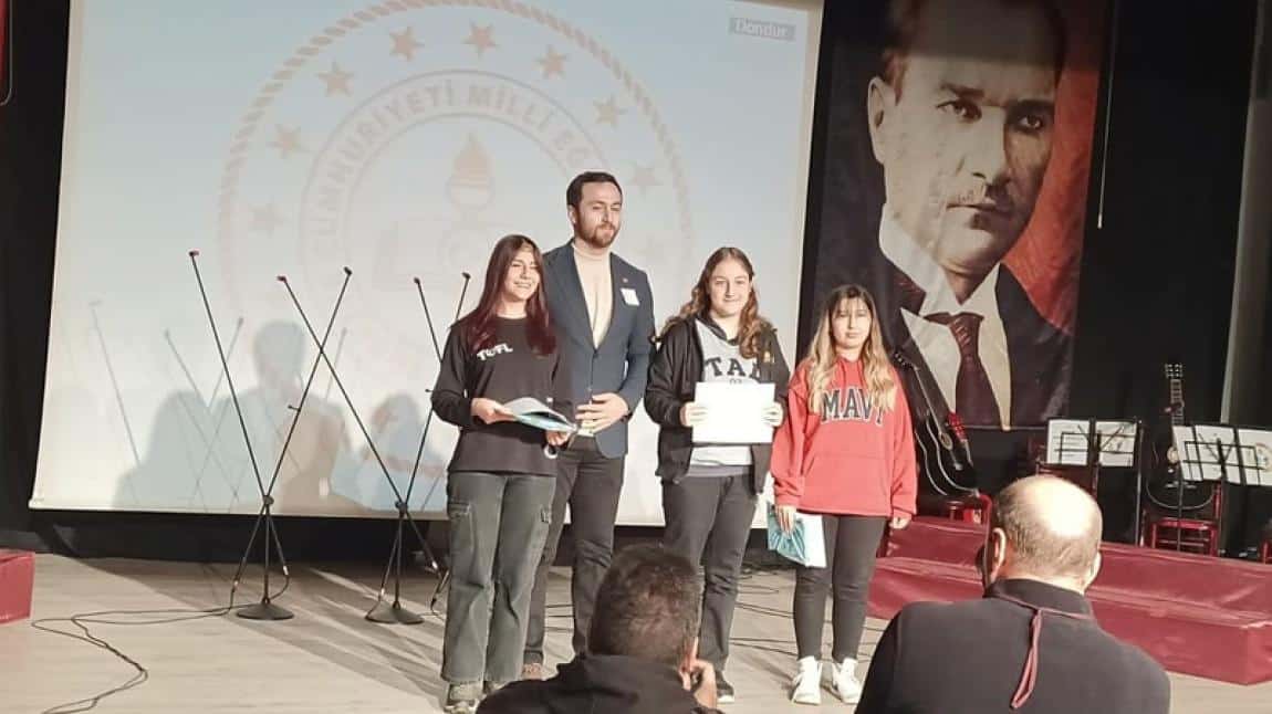 Öğretmenler gününe özel düzenlenen liseler arası kompozisyon yarışmasında öğrencimiz, Elif ERİŞMİŞ,  ilçe 1. si olmuştur.