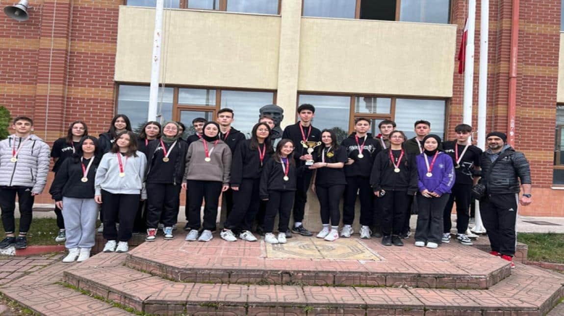 Okul Sporlarında Okulumuzu Gururla Temsil Eden Öğrencilerimize Madalya ve Kupa Töreni Takdimi Yapıldı.